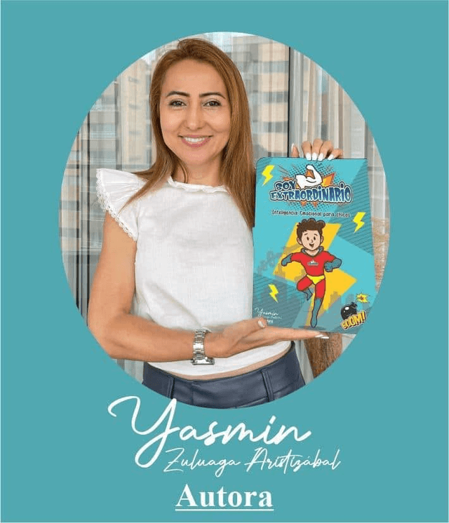 Yasmin Zuluaga Aristizabal, autora, sosteniendo el libro Soy Extraordinario